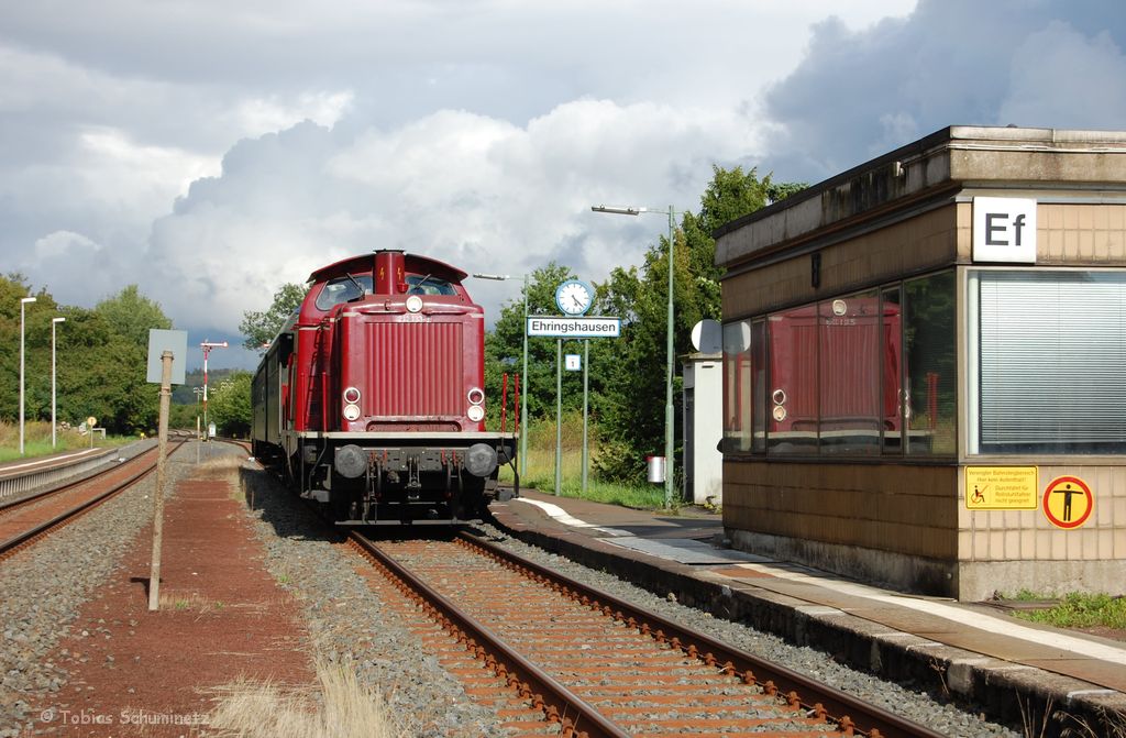 212 133 steht mit einem Fotopersonenzug im Bahnhof Ehringshausen. (Um Missverstndnissen vorzubeugen: Das Bild wurde von einem Fugngerberweg aus gemacht, siehe Geoposition)
