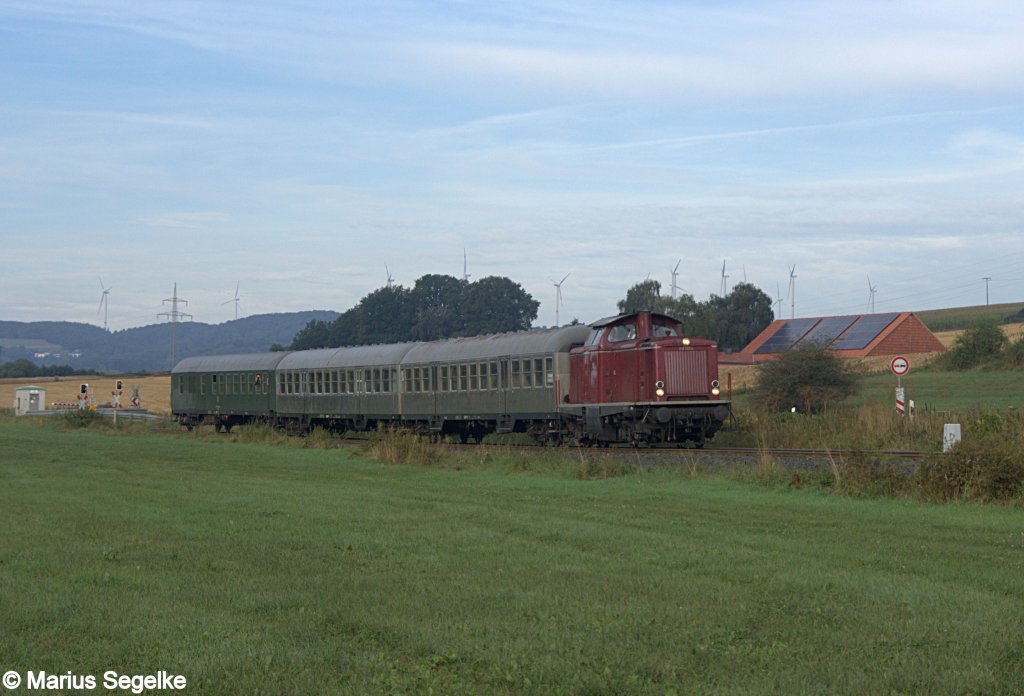 212 133 zieht am 02.09.12 den ersten Kurhessenbahnzug von Korbach nach Wolfhagen und konnte im ersten Licht bei Twiste von mehreren anwesenden Fotografen aufgenommen werden. 