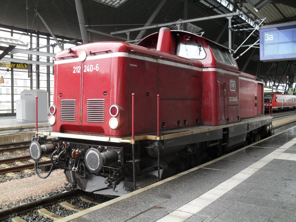 212 240-6 der EfW, die gerade auf Gleis 3 einfuhr. Erfurt Hbf 07.08.11