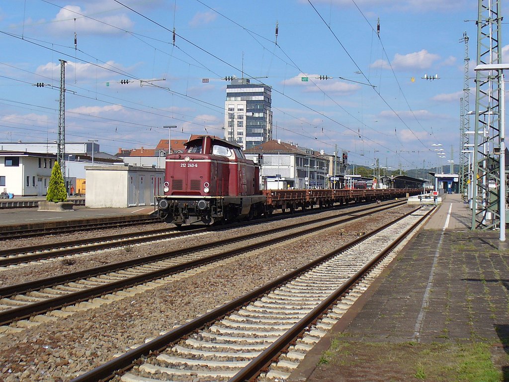 212 240-6 zieht am 16.08.2011 einen Flachwagenzug durch Kaiserslautern