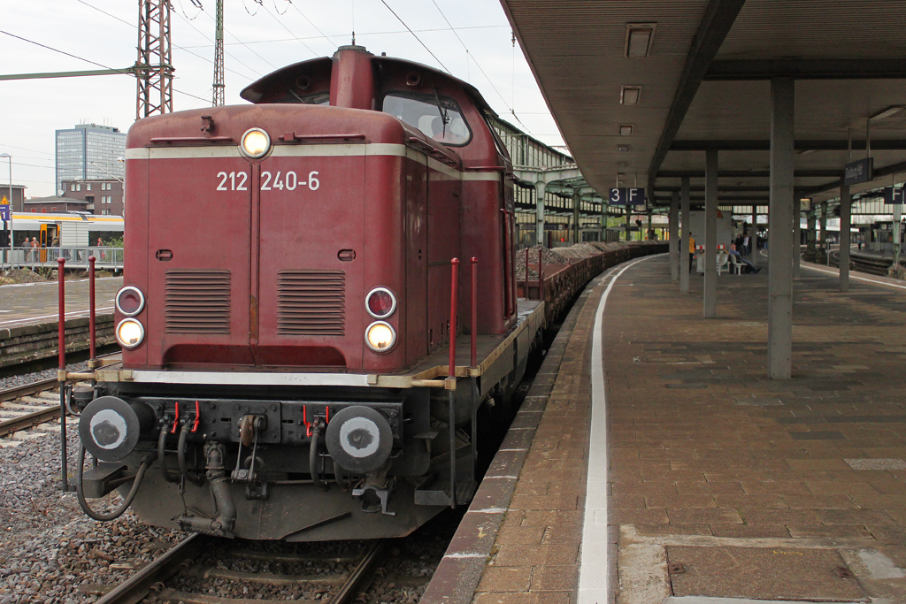 212 240 stand am 28.4.12 in Duisburg Hbf.
