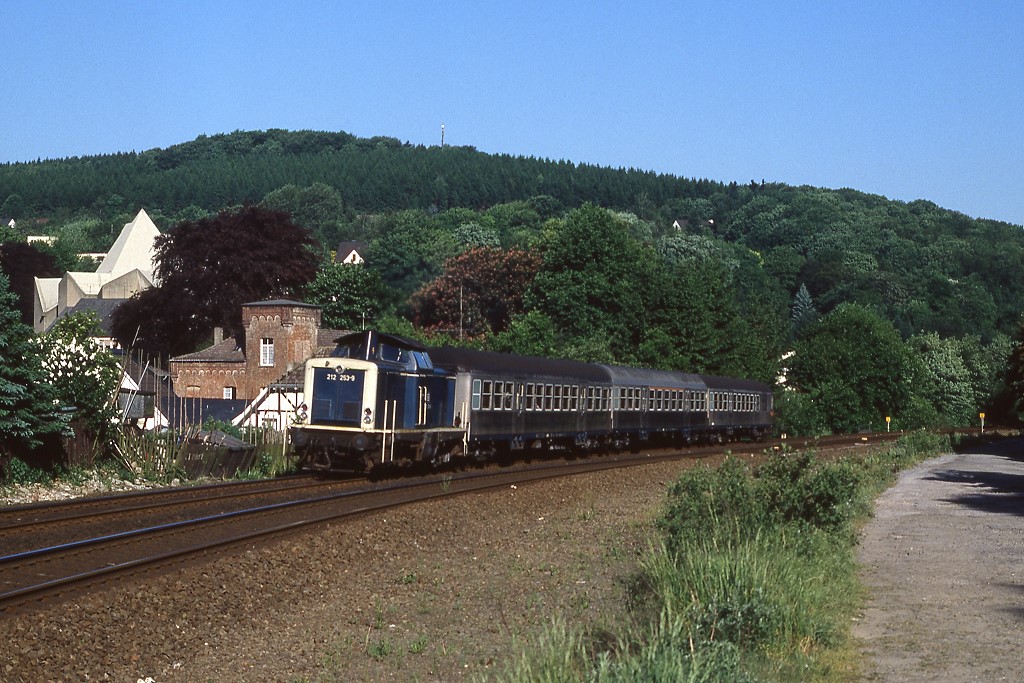 212 253 verlsst den Bahnhof Neviges in Richtung Wuppertal, 23.05.1989.