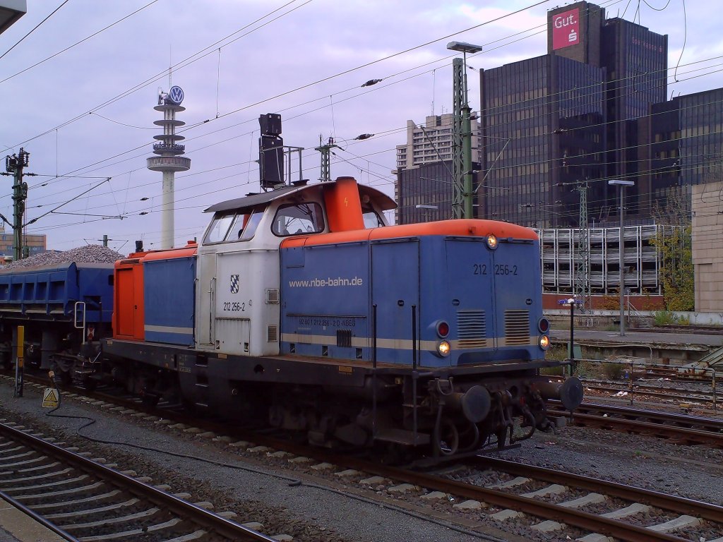 212 256, mit Bauzug in Hannover HBF, am 19. November 2011.