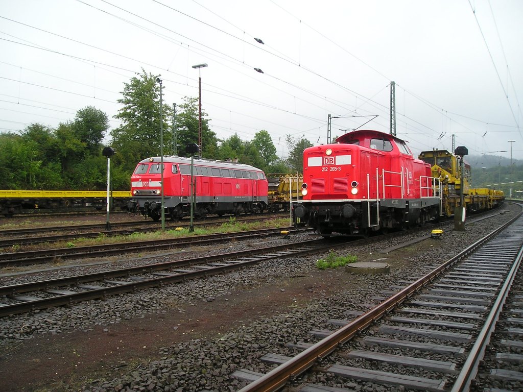 212 265- 3 + 218 249- 1 mit Gleisbauz�gen im Gbf Altenbeken
Aufgrund von Gleiserneuerung zwischen Altenbeken und Paderborn wurde der G�terbahnhof von Altenbeken f�r Gleisbauz�ge reaktiviert.

