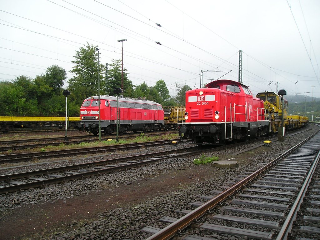 212 265- 3 + 218 249- 1 mit Gleisbauzgen im Gbf Altenbeken
Aufgrund von Gleiserneuerung zwischen Altenbeken und Paderborn wurde der Gterbahnhof von Altenbeken fr Gleisbauzge reaktiviert.
