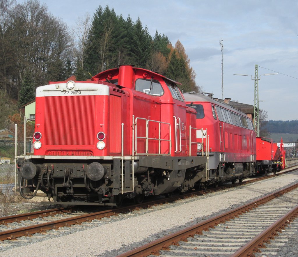 212 265-3 und 218 272-3 stehen am 25. November 2012 auf Gleis 6 in Kronach abgestellt.