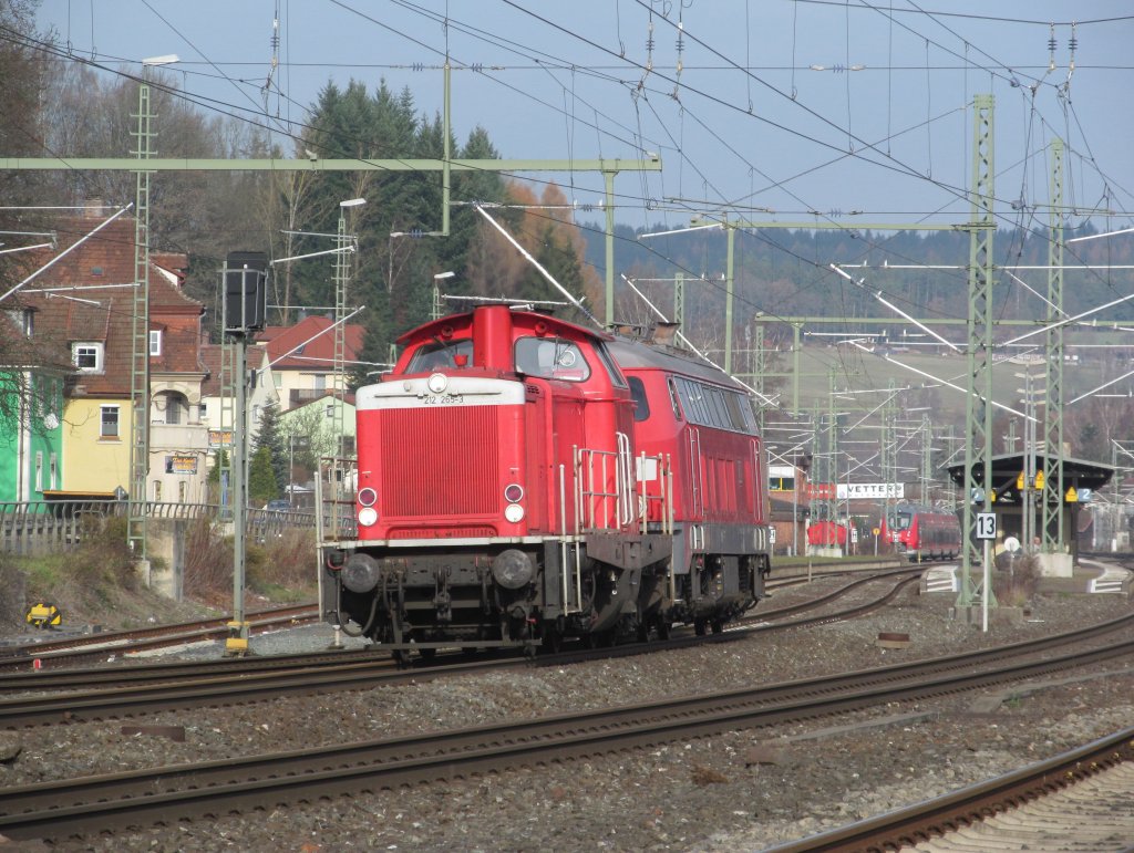 212 265-3 und 218 272-3 verlassen am 25. November 2012 den Kronacher Bahnhof in Richtung Lichtenfels.