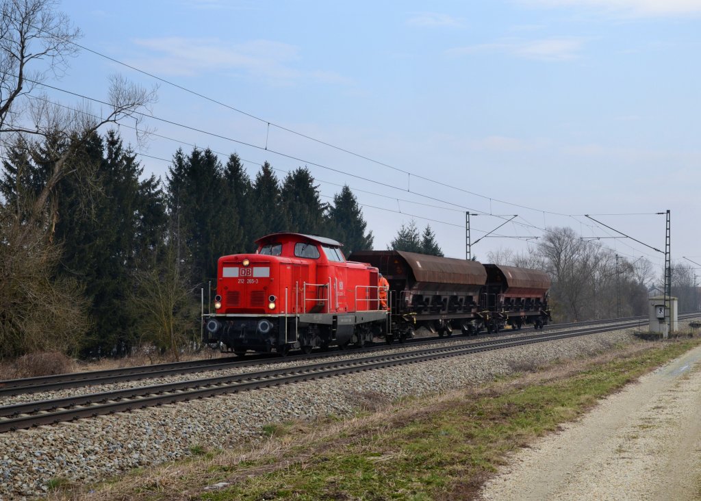 212 265 mit einem kurzen Gterzug am 28.03.2013 bei Langenisarhofen.