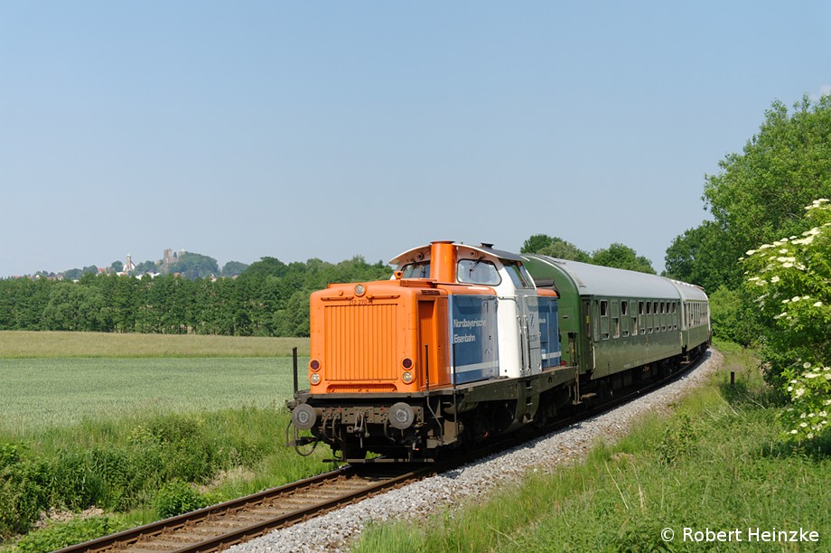212 270-3 und 212 261-2 aus Neustadt nach Pirna kurz vor dem Hp Helmsdorf am 04.06.2011