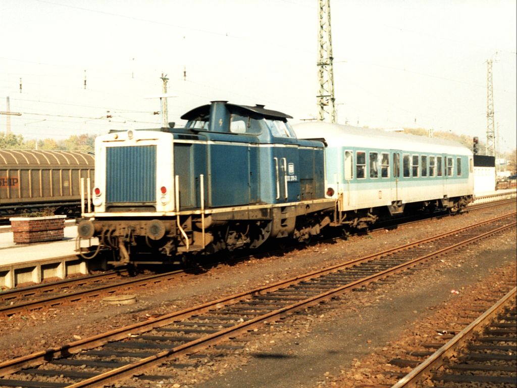212 270-3 mit Nahverkehrszug 8444 Bedburg-Dren auf Bahnhof Dren am 29-10-1993. Bild und scan: Date Jan de Vries. 