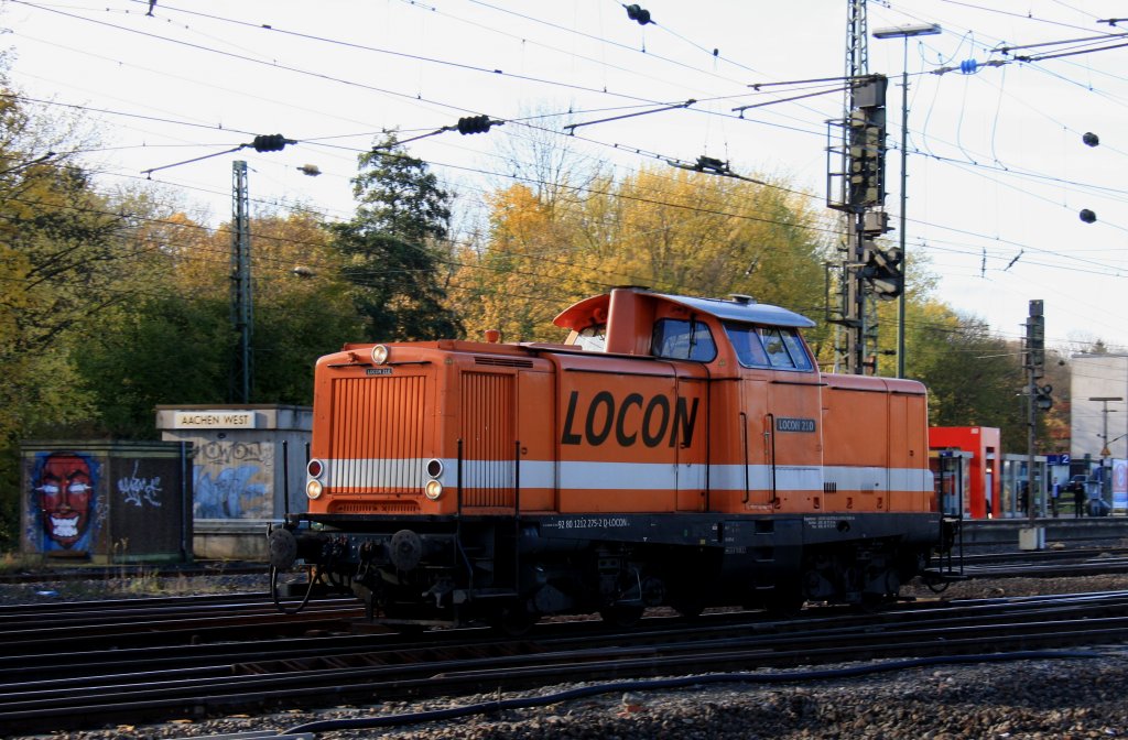 212 275-2 von Locon 210 rangiert in Aachen-West bei sch�nem Herbstwetter am 9.11.2012.