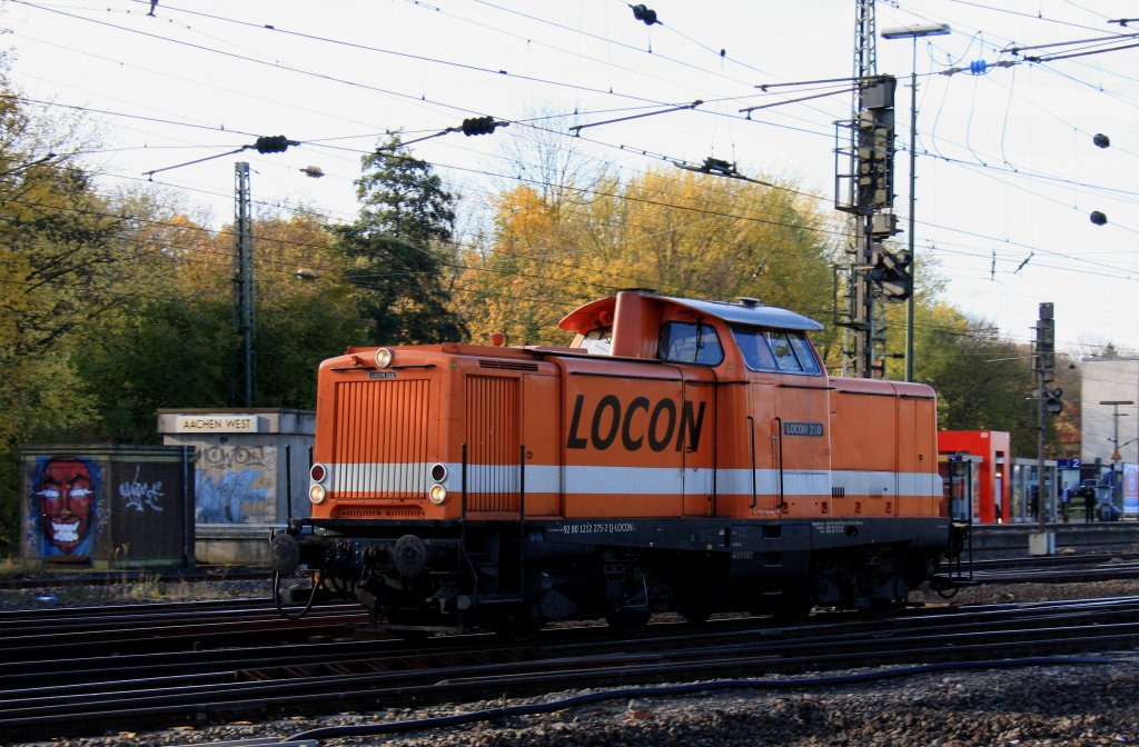 212 275-2 von Locon 210 rangiert in Aachen-West bei schnem Herbstwetter am 9.11.2012.