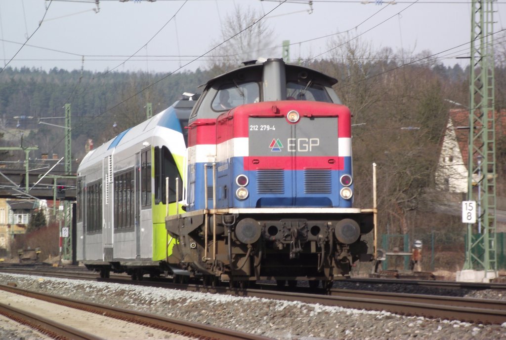 212 279-4 der EGP zieht am 12. Mrz 2011 einen Stadler GTW ber Gleis 3 durch Kronach.
