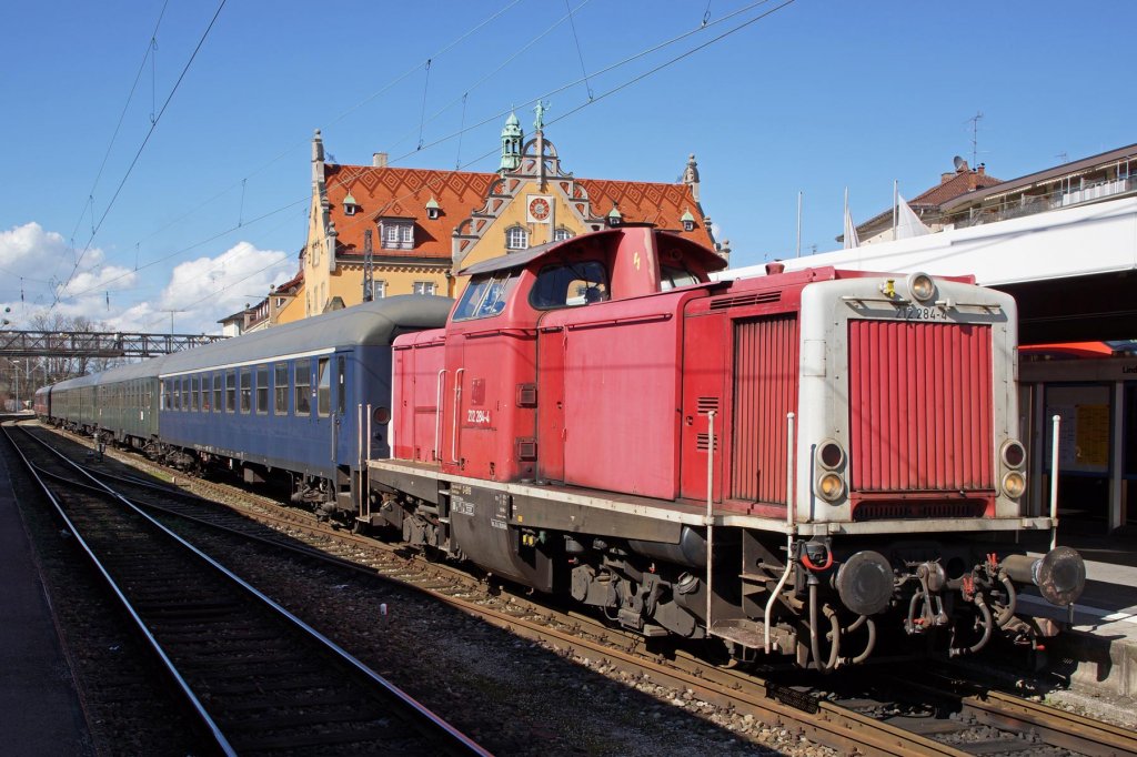 212 284-4 der Bayernbahn leistet am 13.04.2013 Schubdienst für den Dampflok-Sonderzug von Lindau bis Buchloe. Zuglok ist die S 3/6 aus Nördlingen. In Buchloe wird der Zug getrennt. Die S 3/6 bringt ihren Flügelzug nach Nördlingen zurück, während 212 284 mit ihrem Zug nach München fährt. Aufgenommen in Lindau.

Hersteller: Krupp
Fabriknr.: 1000331
Abnahmedatum: 22.09.1965
Erst-Bw: Hagen-Eckesey
Umbeheimatungen: Hof, Würzburg, Stendal
Heimat-Bw. z.Z.d. Aufnahme: BEM Nördlingen
Eigentümer z.z.d. Aufnahme: BayernBahn Betriebsgesellschaft Nördlingen
ursprüngl. Fahrzeugnr.: V 100 2284
UIC-Nr.: 92 80 1212 284-4 D-BYB
Betreibernr. z.Z.d. Aufnahme: 212 284-4
Umnummerierungen: 212 284-4 (01.01.1968); 92 80 1212 284-4 D-BYB (05.09.2008)
z-Stellung: 01.11.2000
Ausmusterung: 16.08.2001
Verbleib: ALSTOM Lokomotiven Service Stendal -> BayernBahn Betriebsgesellschaft  Nördlingen
Radsatzfolge: B'B'
Vmax (km/h): 100
Leistung (kW): 990
Dienstmasse (t): 63
LüP (mm): 12.300