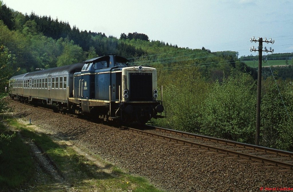 212 285-1 ist mit einem Nahverkehrszug von Hagen bei Kierspe unterwegs (Mai 1986). Wenig spter wurde der Personenverkehr zwischen Brgge und Meinerzhagen eingestellt. 
