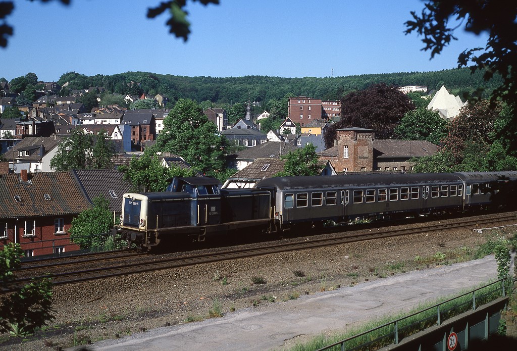 212 288 verlsst den Bahnhof Neviges auf der N9 (heute S9) in Richtung Wuppertal, 23.05.1989. Wenige Tage spter, zum kleinen Fahrplanwechsel Anfang Juni, wurden die 212 durch 216 ersetzt.