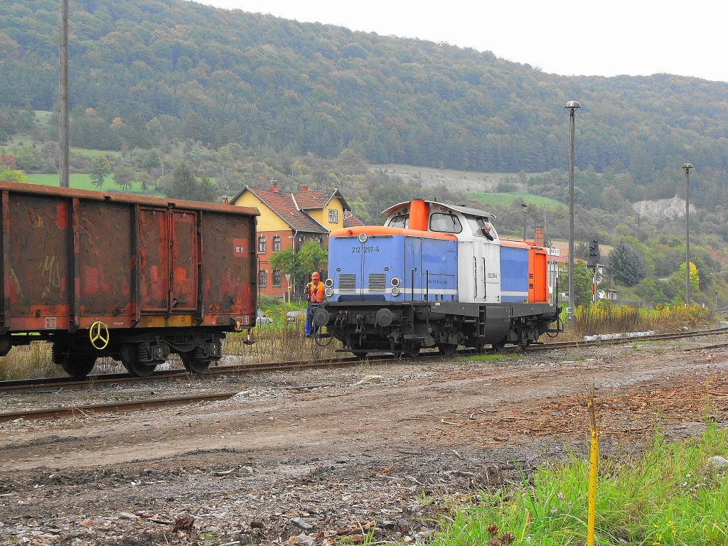212 297-6 der NBE beim Rangieren einiger Holz-und Stahlschrottwagen in Walldorf am 24.09.2010