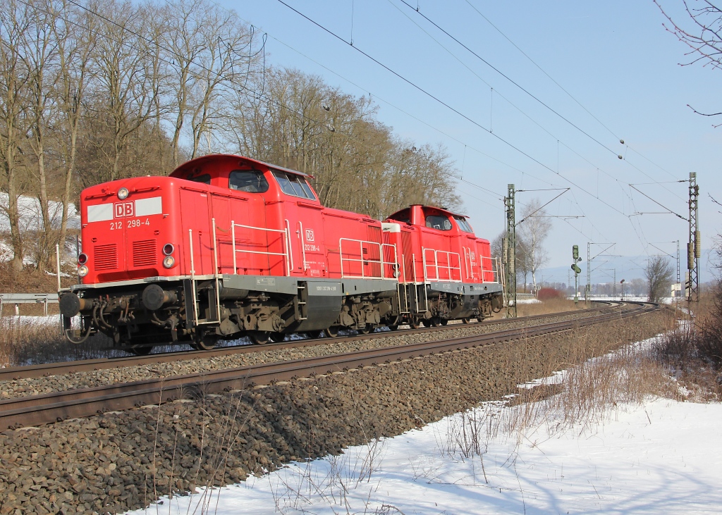 212 298-4 mit 212 323-0 in Fahrtrichtung Sden. Aufgenommen am 15.03.2013 in Wehretal-Reichensachsen.