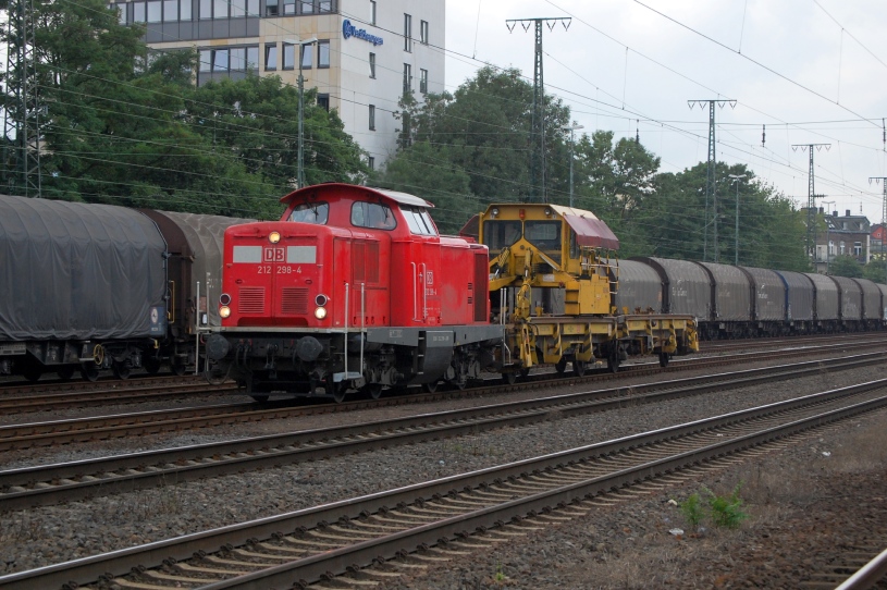 212 298-4 mit einem Bauzug am 27.07.2010 durch Kln-West