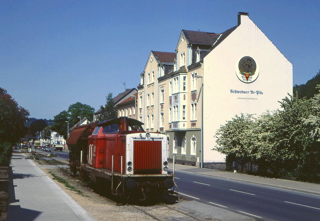 212 298 auf der Ennepetalbahn zwischen Hagen und Altenvoerde. Im Bereich Gevelsberg verluft die Strecke wie eine Straenbahn entlang der Klner Strae 11.05.1993.