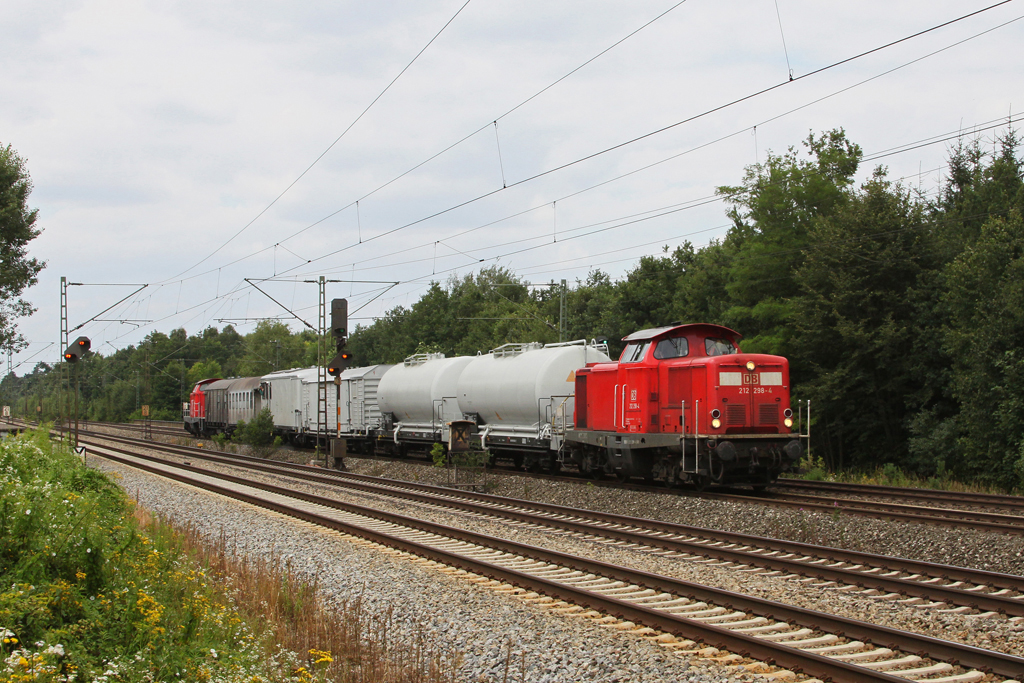 212 298 ist mit dem „Blumengiezug“ am 15.07.2011 auf der S4 zwischen Haar und Vaterstetten unterwegs. Am Zugschluss ist 212 094.