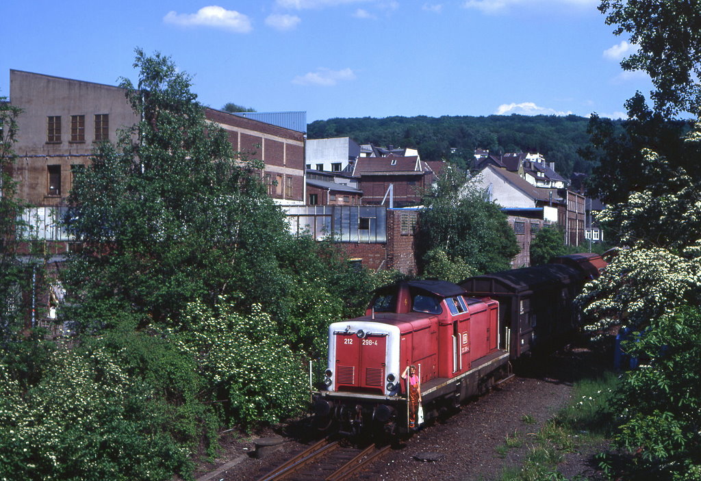 212 298 rangiert in Ennepetal Altenvoerde, 11.05.1993.