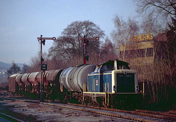 212 309 am 26.11.1993 bei Rangierarbeiten in Bestwig.
