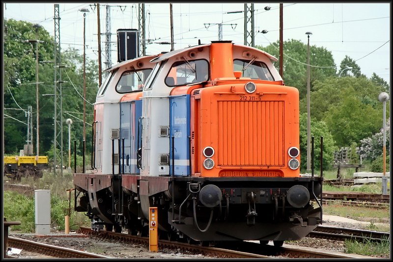 212 311-5 von -NBE- mit einer Schwesterlok abgestellt im Bhf Stendal. am 09.05.09 