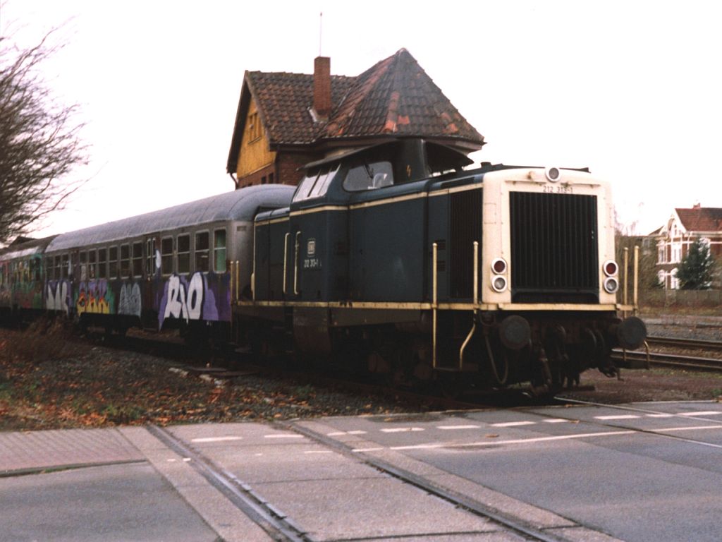 212 313-1 mit Nahverkehrszug 7630 Gronau-Dortmund in Gronau am 25-11-1992. Bild und scan: Date Jan de Vries.