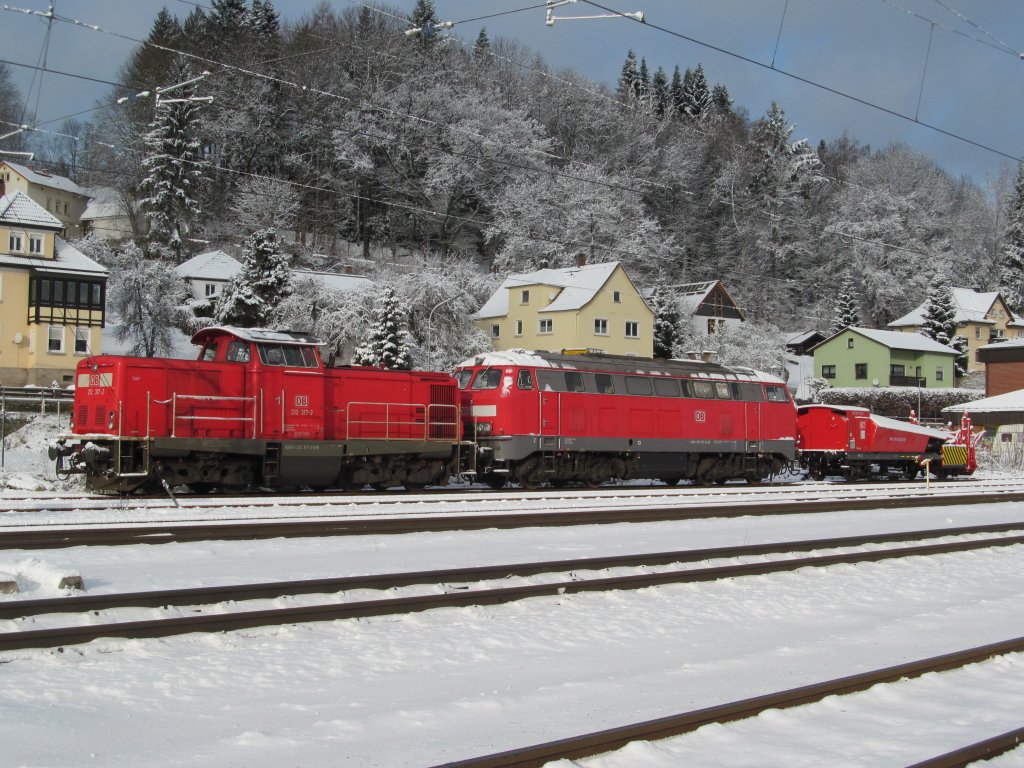 212 317-2 und 218 272-3 stehen am 06. Dezember 2012 mit einem Schneepflug auf Gleis 6 in Kronach abgestellt.