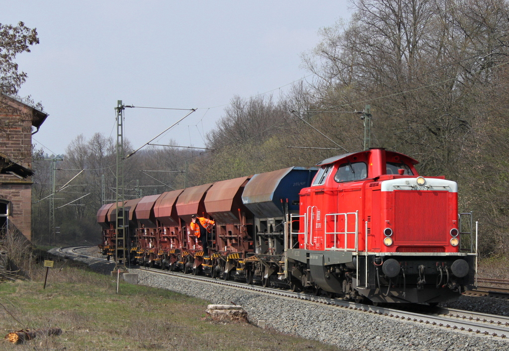212 317 mit Schotterzug am 04.04.12 in Vollmerz
