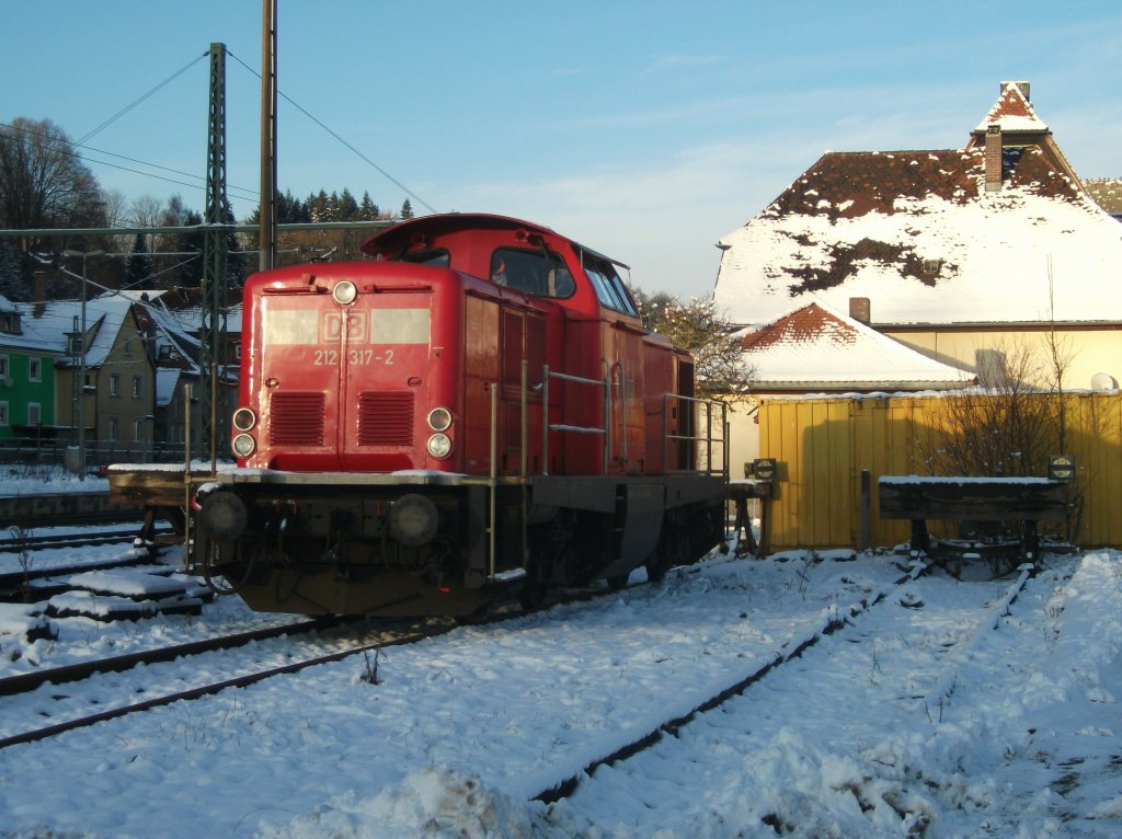 212 317 steht am 07.Dezember 2012 abgestellt im sdlichen Bereich des Kronacher Bahnhofs. 