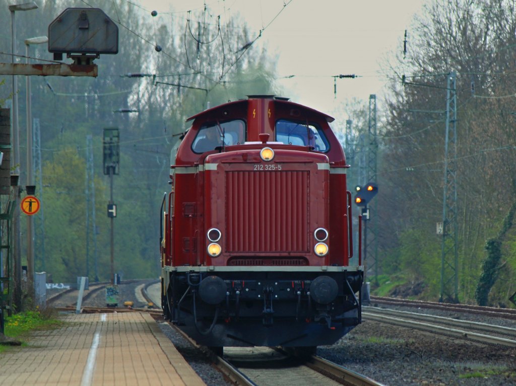 212 325-5 kommt am 13.04.2012 mit 260 312-4 am Haken, beide von der EfW-Verkehrsgesellschaft, auf der KBS 485 durch Kohlscheid Richtung Herzogenrath.