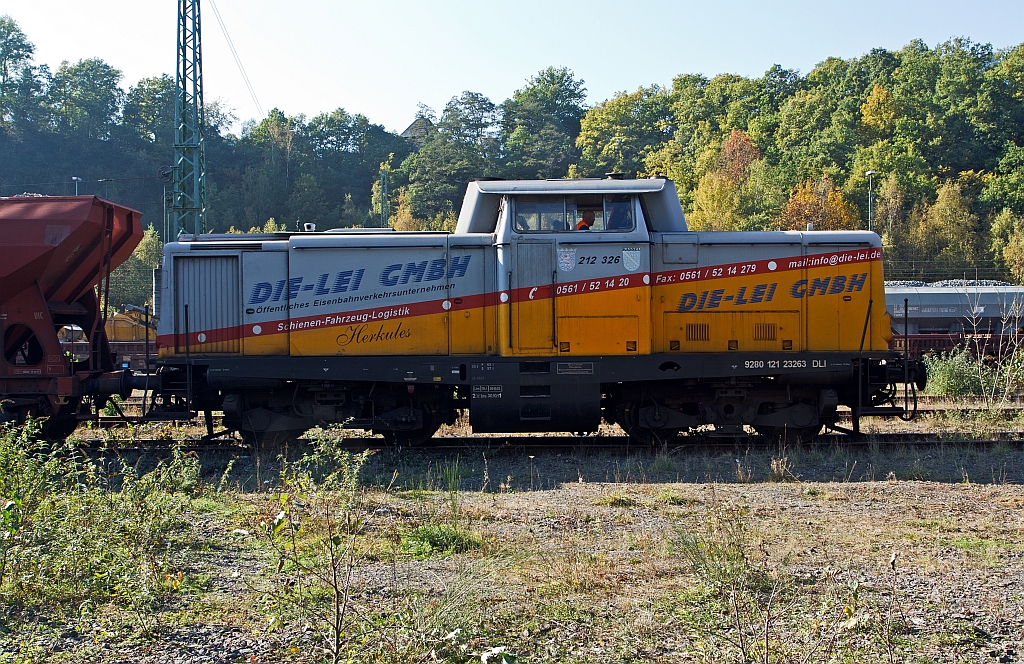 212 326  Herkules  der Die-Lei GmbH (Kassel) mit Schotterzug der am 23.10.2011 in Betzdof/Sieg beladen wird.