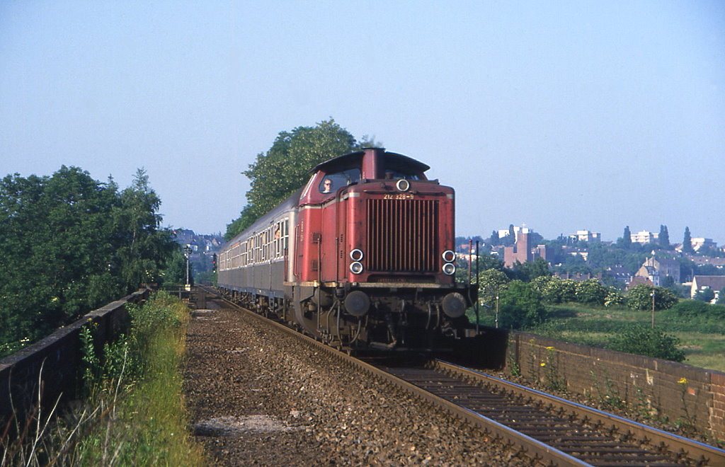 212 328 hat bei Essen Steele die Ruhr berquert und fhrt mit ihrer in den 80ern blichen Garnitur aus 212 und drei Silberlingen in Richtung Langenberg, 21.06.1986.