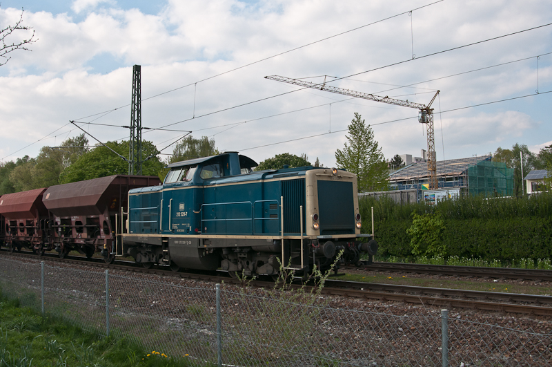 212 329-7 von DB Fahrwegdienste GmbH Karlsruhe mit einem Schotterzug am 16. April 2011 in Konstanz-Petershausen.