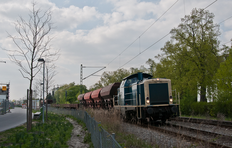 212 329-7 von DB Fahrwegdienste GmbH Karlsruhe mit einem Schotterzug am 16. April 2011 bei Konstanz-Petershausen.