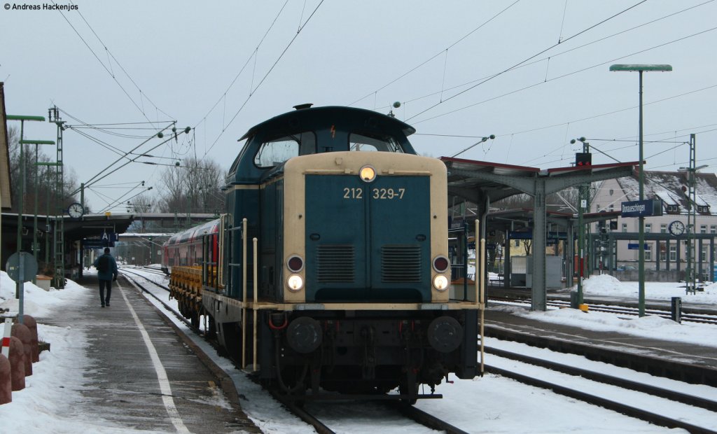 212 329-7 von DB Services mit dem Bauz 93865 (Singen (Htw)-Karlsruhe Hbf) beim Halt in Donaueschingen 21.12.10