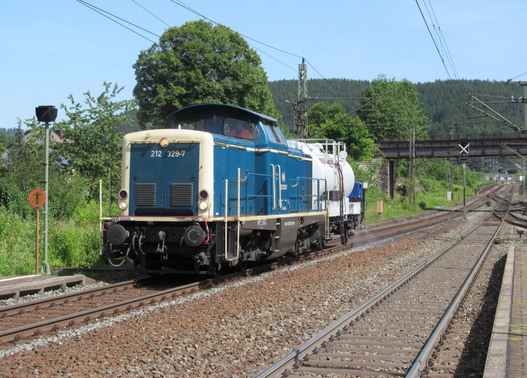 212 329-7 erreicht am 28. Juni 2012 mit dem Unkrautspritzzug den Bahnhof Ludwigsstadt.
