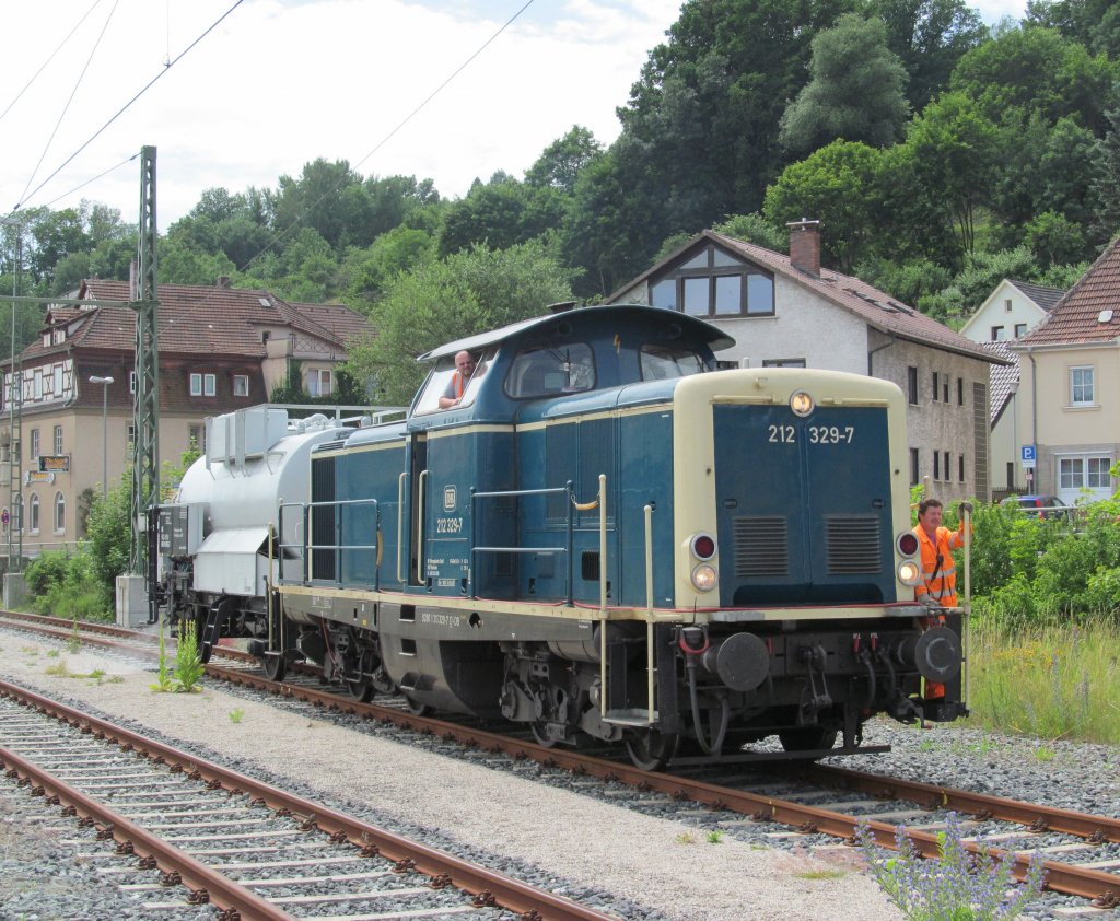 212 329-7 rangiert am 28. Juni 2012 mit dem Unkrautspritzzug ber Gleis 6 in Kronach.