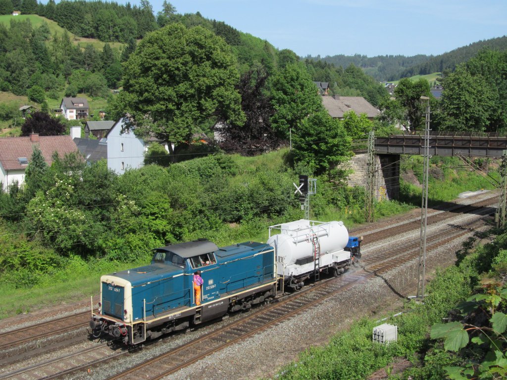 212 329-7 rangiert am 28. Juni 2012 mit dem Unkrautspritzzug in Ludwigsstadt.