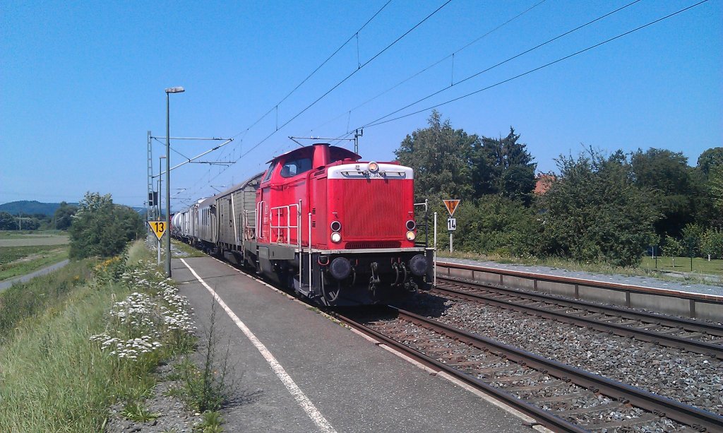 212 342 mit Unkrautvernichtungszug und einer weiteren BR 212 am 24.07.2012 in Gundelsdorf. 