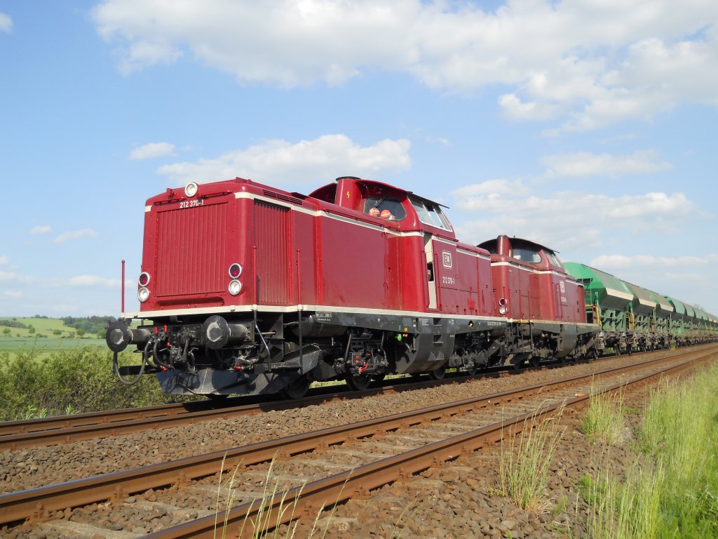 212 370-1 und 212 240-6 bei Bauarbeiten zwischen Herzberg am Harz und Northeim. 25.5.11 Katlenburg