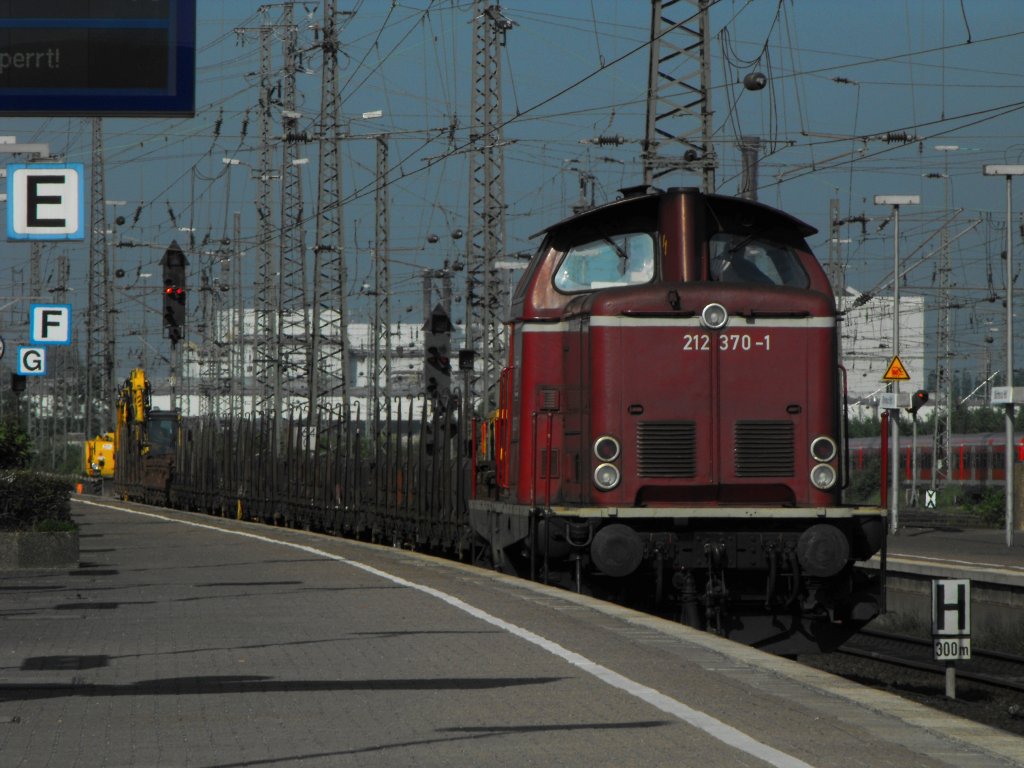 212 370-1 mit einem (noch) leeren Flachwagen zug am 22.05.2010 auf dem Dortmunder Hbf gl.10