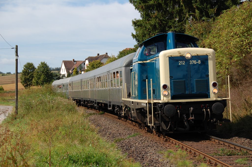 212 376-8 ist am 02.09.2012 mit ihren drei Silberlingen als RB von Korbach nach Wolfhagen kurz vor ihrem nchsten Halt Twiste unterwegs.
