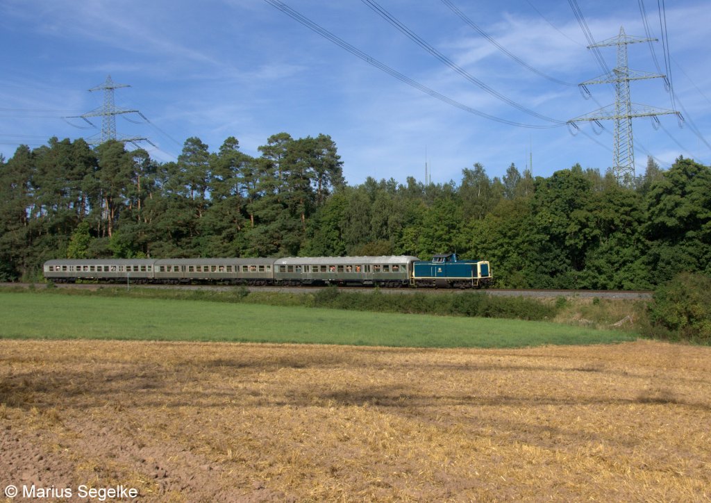 212 376 zeiht am 02.09.12 einen Kurhessenbahnsonderzug von Wolfhagen nach Korbach und konnte bei Twiste von mehreren Fotografen aufgenommen werden.