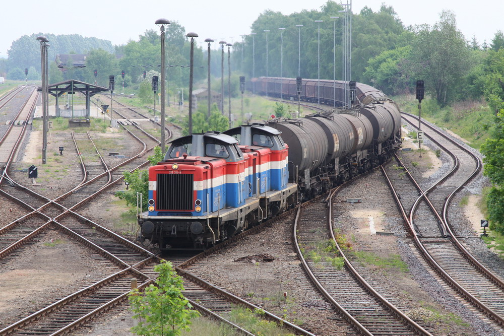 212 er der PEG mit gemischtem Gterzug im Bahnhof Pritzwalk. 12.05.2011