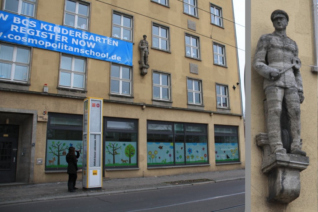 2.12.2012 Berlin. Nordbahnhof, ehem. Gebude der Reichsbahn Kleiderkasse. Statue eines Betriebseisenbahners.