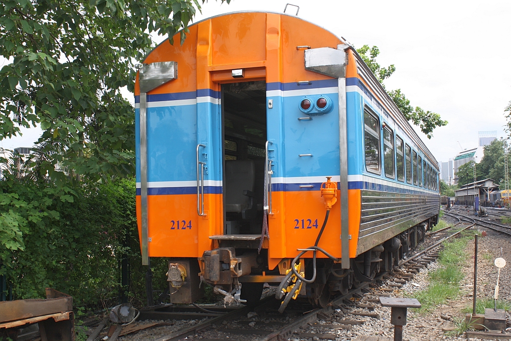 2124 am 04.Juni 2012 im Depot Hua Lamphong. Zu den 12 Triebwagen APN.20 (SRT-Nr. 2513 - 2524) wurden von Daewoo Heavy Industries 1995 auch 8 Zwischenwagen (SRT-Nr. 2121-2128) geliefert.