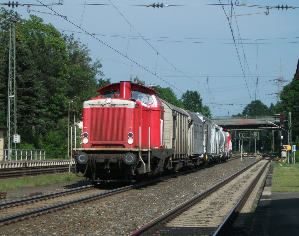 212er Sandwich mit Unkrautzug in Hochstadt! Hier zu sehen ist die 212 298 als Zuglok whrend die Frisch lackierte 212 094 als Schlusslok dient. Gesichtet am 03.Juni 2011